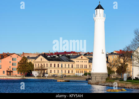 Karlskrona, Schweden - 30. Oktober 2017: Umweltdokumentation. Der untere Leuchtturm auf der Insel Stumholmen mit der Stadt im Hintergrund. Stockfoto