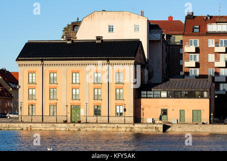 Karlskrona, Schweden - 30. Oktober 2017: Umweltdokumentation. Das historische Gebäude des Hollstromska-Lagerhauses vom Meer aus gesehen. Stockfoto