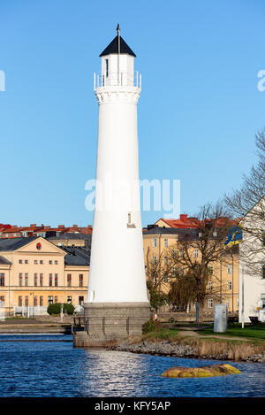 Karlskrona, Schweden - 30. Oktober 2017: Umweltdokumentation. Der untere Leuchtturm auf der Insel Stumholmen mit der Stadt im Hintergrund. Stockfoto