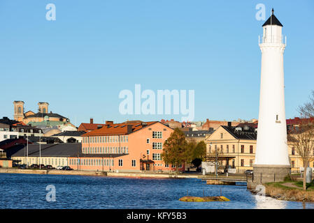 Karlskrona, Schweden - 30. Oktober 2017: Umweltdokumentation. Der untere Leuchtturm auf der Insel Stumholmen mit der Stadt im Hintergrund. Stockfoto