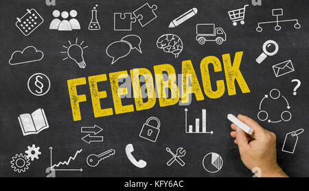 Feedback auf einer Tafel mit Symbolen geschrieben Stockfoto
