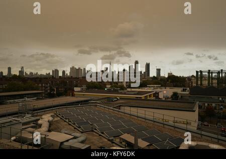 16. Oktober 2017: London sky Gelb als Sturm bläst in Saharastaub, spanisch Rauch Stockfoto