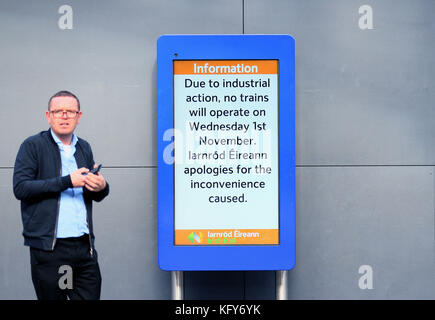 Eine Mitteilung, in der die Kunden während eines eintägigen Streiks von Fahrern des irischen Eisenbahnzuges über Bezahlung und Bedingungen über Arbeitskampfmaßnahmen am Bahnhof Heuston, Dublin, informiert werden. Stockfoto