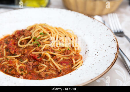 Spaghetti Bolognese auf einem weißen Teller mit Hackfleisch und Tomatensauce Stockfoto
