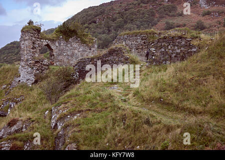 Historischen Ruinen von strome Schloss an der North Strome. von Single Track Road zu ardaneaskan. In der Nähe von lochcarron. Westküste von Schottland Stockfoto