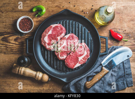 Zutaten zum Kochen Rib Eye Roastbeef Steak in der Pfanne Stockfoto