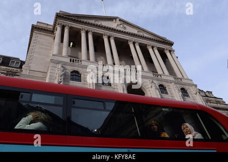 Ein Bus fährt an der Bank of England in London vorbei, da die Haushalte am Donnerstag voraussichtlich mit dem ersten Anstieg der Zinssätze seit mehr als 10 Jahren betroffen sein werden, wobei die Bank of England nach einer Abkühlung der steigenden Inflation sucht. Stockfoto