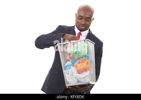 Portrait der afrikanischen Geschäftsmann Suche im Dokument unter zerknittertes Papier in Papier Korb Stockfoto