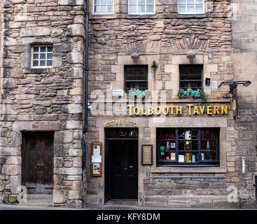 Außenansicht des Tollbooth Tavern Pub an der Royal Mile in Edinburgh, Schottland, Großbritannien. Stockfoto