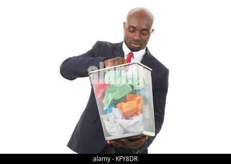 Portrait der afrikanischen Geschäftsmann Suche im Dokument unter zerknittertes Papier in Papier Korb Stockfoto