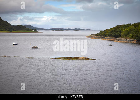 Bedeckt Blick nach Westen über den Loch Carron aus historischen mittelalterlichen Ruinen von strome Schloss an der North Strome. lochcarron. Westküste von Schottland Stockfoto