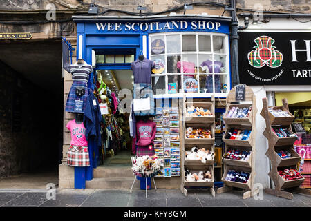 Außenansicht des typischen Souvenir-Shops für Touristen auf der Royal Mile in Edinburgh, Schottland, Großbritannien. Stockfoto