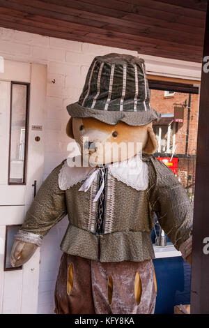 Ein großer Teddybär vor dem Teddybären-Shop in Stratford-upon-Avon, England, Großbritannien Stockfoto