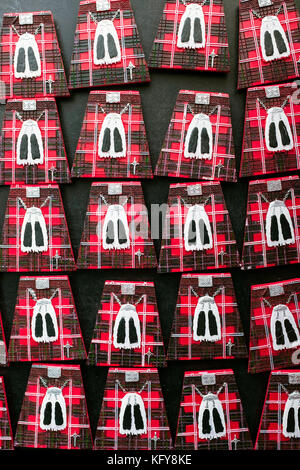 Geometrische Ansicht von Kühlschrankmagneten in Form von schottischen Kilts zum Verkauf im Souvenirladen an der Royal Mile in Edinburgh, Schottland, Großbritannien Stockfoto