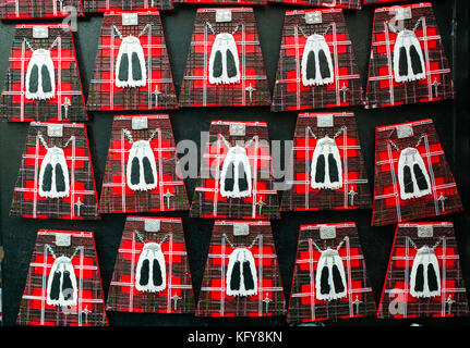 Geometrische Ansicht von Kühlschrankmagneten in Form von schottischen Kilts zum Verkauf im Souvenirladen an der Royal Mile in Edinburgh, Schottland, Großbritannien Stockfoto