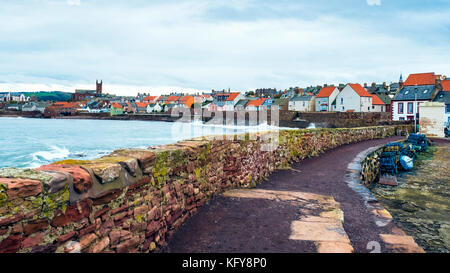 Blick auf die Fischerboote im Hafen von Dunbar an der Ostküste Schottlands, Großbritannien. Stockfoto