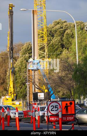 Ein Kran hebt eine schwere Nutzlast in der Vorbereitung für die Verlängerung der o-Bahn Straße durch rymill Park in Adelaide, South Australia. Stockfoto
