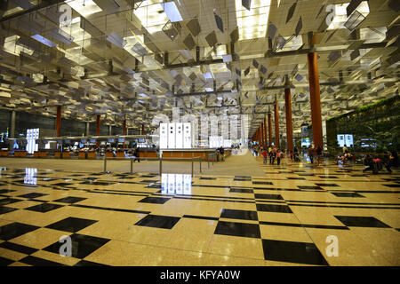 Flughafen Singapur. Die Fahrgasthalle ist ein riesiger Raum mit bemerkenswerter Architektur und Einrichtung. Stockfoto