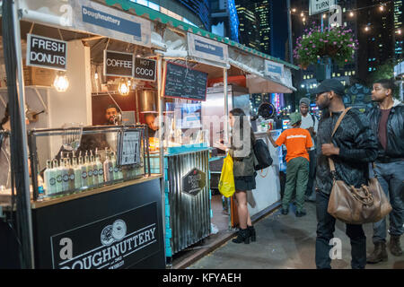 Feinschmecker das Angebot genießen Sie auf der urbanspace Broadway beißt Im freien Markt in Greeley Square in New York am Mittwoch, 25. Oktober 2017. Die beliebte vorübergehende Essen Messe in der Herald Square/Greeley Square Einkaufsviertel, bringt eine Auswahl an Restaurants bietet einen Outdoor Dining Erlebnis zieht hungrig in den Bereich, Einkäufer und Touristen. (© Richard b. Levine) Stockfoto