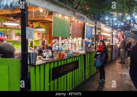 Feinschmecker das Angebot genießen Sie auf der urbanspace Broadway beißt Im freien Markt in Greeley Square in New York am Mittwoch, 25. Oktober 2017. Die beliebte vorübergehende Essen Messe in der Herald Square/Greeley Square Einkaufsviertel, bringt eine Auswahl an Restaurants bietet einen Outdoor Dining Erlebnis zieht hungrig in den Bereich, Einkäufer und Touristen. (© Richard b. Levine) Stockfoto