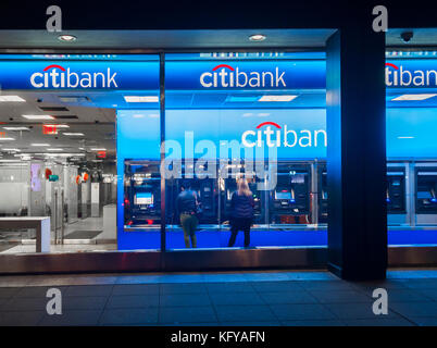Kunden verwenden Geldautomaten in eine citibank Filiale in Midtown Manhattan in New York am Mittwoch, 25. Oktober 2017. (© Richard b. Levine) Stockfoto
