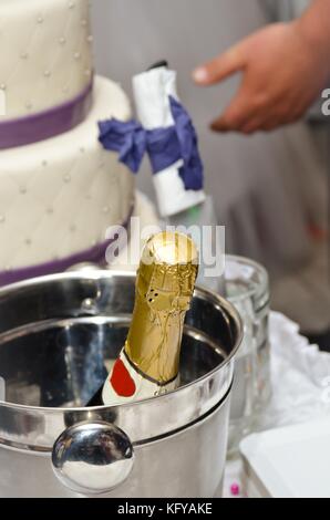 Hochzeitstag, Champagner in Metallbehälter und Kuchen am Tisch für Sie bereit Stockfoto