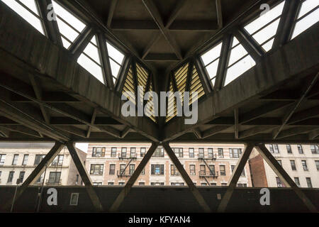 Die neu renovierten George Washington Brücke Bus Terminal in Washington Heights in New York am Montag, 23. Oktober 2017. Der Port Authority von New York & New Jersey der Busbahnhof von seiner ''sowjetischer Architektur renoviert hat und der neuen Ladenflächen erstellt, indem die Station in ein 'Shopping', und der Verbesserung sowohl für Busse und Reisende. Rund 20.000 Reisende jeden Wochentag durch den Terminal pass.at 54 Jahre alt Dies ist die erste Renovierung der Gebäude überhaupt empfangen hat. (© Richard b. Levine) Stockfoto