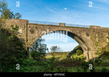 Die alte inverbervie Brücke, die 1799 errichtet wurde. Stockfoto