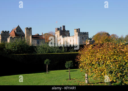 Allgemeine Ansicht von Penshurst Place im Herbst von seinem ziergarten gesehen. Penshurst stammt aus dem 14. Jahrhundert und ist im Weald von Kent gelegen. Stockfoto