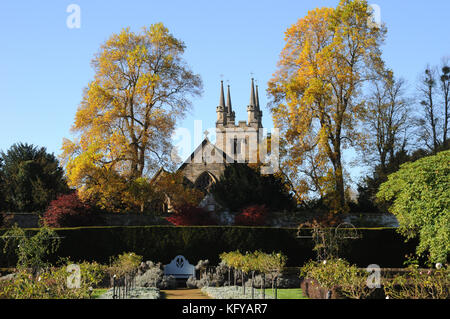 Dorf, die Kirche des Hl. Johannes des Täufers im Windpark Kentish Dorf Penshurst. Die Kirche steht in der SW-Ecke von Penshurst Place. Stockfoto