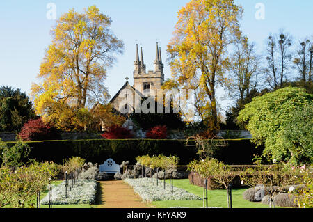 Dorf, die Kirche des Hl. Johannes des Täufers im Windpark Kentish Dorf Penshurst. Die Kirche steht in der SW-Ecke von Penshurst Place. Stockfoto