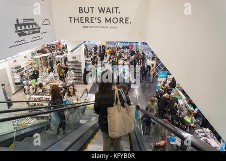 Aufgeregt Käufer Masse der neuen Nordstrom Rack off-Preis in der Herald Square in New York auf der großen Eröffnung Tag, Donnerstag, den 26. Oktober m 2017. nordstrom Inc. angekündigt, dass sie beabsichtigt, 13.650 Arbeiter für die Ferienzeit zu mieten. JC Penney Macy's und haben auch ihre Pläne Tausende Saisonarbeiter zu Mieten angekündigt. (© Richard b. Levine) Stockfoto