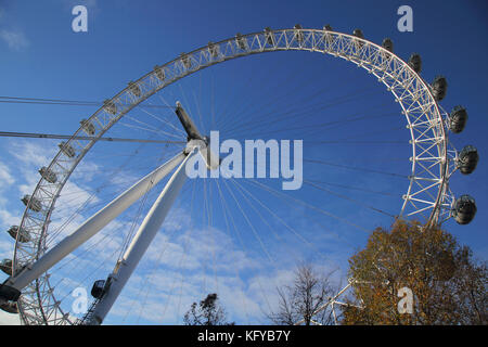 London Eye ein Meilenstein am südlichen Ufer der Themse in London, England Stockfoto