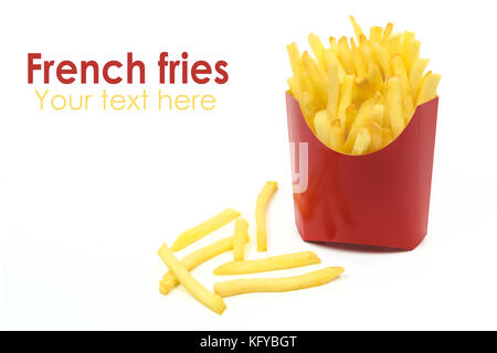 Pommes frites in einem roten Karton in Nahaufnahme und auf weißem Hintergrund mit Kopie Raum isoliert. Stockfoto