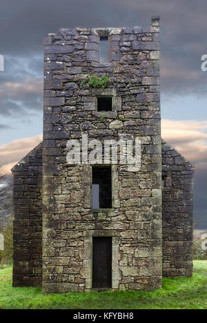 Castle Semple, lochwinnoch, Schottland - Oktober 28, 2017: Nature Trail im Castle semple führt Sie zu den alten Ruinen von Castle semple Kollegs Stockfoto