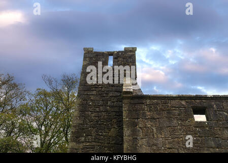 Castle Semple, lochwinnoch, Schottland - Oktober 28, 2017: Nature Trail im Castle Semple, beherbergt auch die Stiftskirche mit dem gleichen Namen. Stockfoto