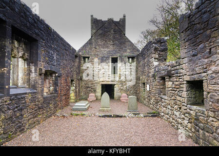 Castle Semple, lochwinnoch, Schottland - Oktober 28, 2017: Nature Trail im Castle Semple, enthält auch Castle semple Stiftskirche. Diese imag Stockfoto