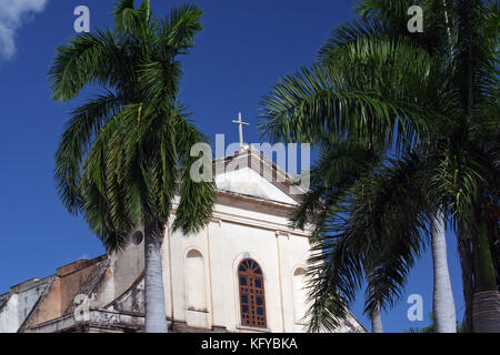 Kirche in vinales, Kuba, mit Palmen Stockfoto