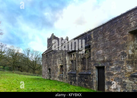 Castle Semple, lochwinnoch, Schottland - Oktober 28, 2017: Nature Trail im Castle Semple, führt Sie entlang vorbei an der Seite der Stiftskirche jetzt i Stockfoto