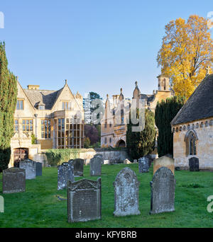 Stanway Haus, Gate House und Tulip Tree am späten Nachmittag Licht von der St. Peters Kirche Yard/Stanton im Herbst. Cotswolds, Gloucestershire, England Stockfoto