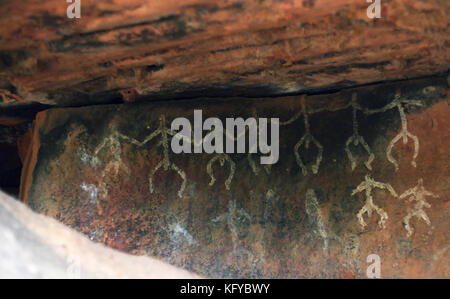 Felsmalereien der Aborigines des Stammes Ngemba, um 1600, in einer kleinen Höhle, Mullareena Creek, Mount Gunderbooka, New South Wales, Australien. Stockfoto