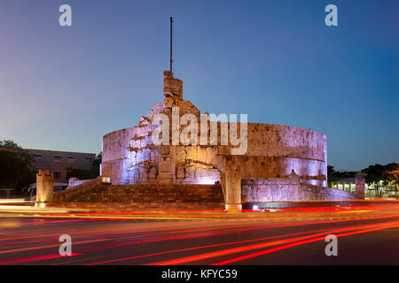 Night Shot der Denkmal für Vaterland, Monumento a la Patria in Spanisch, mit Auto leichte Wanderwege, in Merida, Yucatan, Mexiko Stockfoto