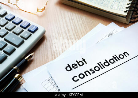Dokumente mit Titel Schuldenkonsolidierung auf einem Büro Tisch. Stockfoto