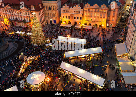 Prag, tschechische Republik - 11. Dezember 2016: Blick von oben auf den berühmten traditionellen Weihnachtsmarkt am Marktplatz der Altstadt. Stockfoto