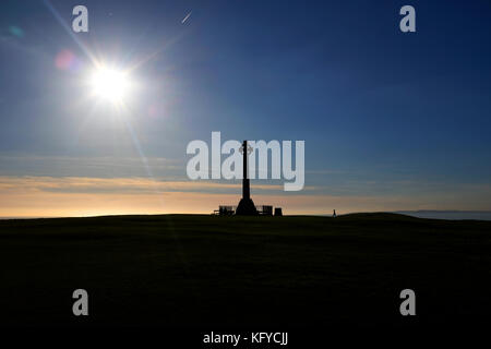 Keltisches Kreuz, Denkmal, Kreide, Klippen, Zaun, Gras, Tennyson, Süßwasser, Bucht, Compton Bay, Isle of Wight, England, Vereinigtes Königreich, Stockfoto