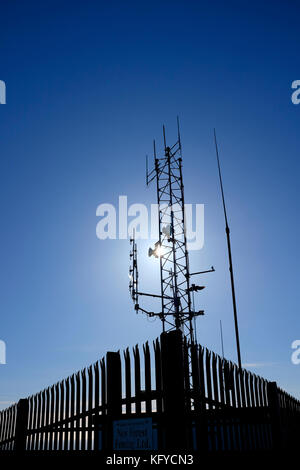 Telefon, Mikrowelle, Sender, Mast, Telefon, Silhouette, Zaun, Ventnor, Isle of Wight, England, Großbritannien, Großbritannien, 1, aktiv, Zugang, Zugänglichkeit, Stockfoto