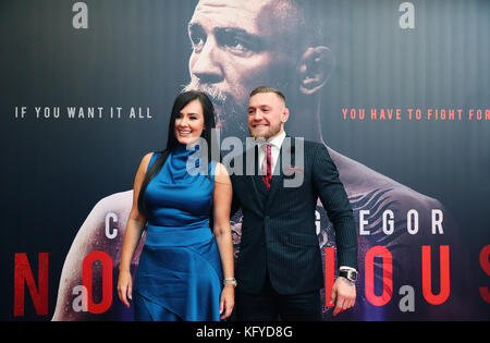 Conor McGregor mit seinem Partner Dee Devlin bei der Ankunft im Conor McGregor: Notorische Premiere im Savoy Cinema in Dublin. Stockfoto