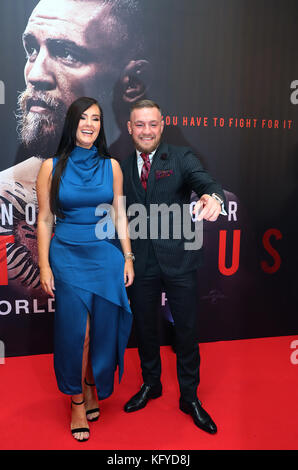 Conor McGregor mit seinem Partner Dee Devlin bei der Ankunft im Conor McGregor: Notorische Premiere im Savoy Cinema in Dublin. Stockfoto