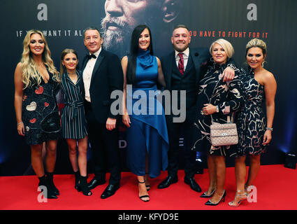 Conor McGregor mit seinem Partner Dee Devlin (Mitte), Vater Tony, Mutter Margaret und den Schwestern Erin (rechts) und Aoife (links) bei der Ankunft im Conor McGregor: Berüchtigte Premiere im Savoy Cinema in Dublin. Stockfoto