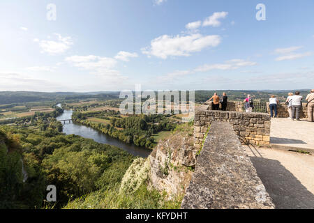 Tourist auf der Suche nach dem Fluss Dordogne von Domme, Departement Dordogne in Nouvelle-Aquitaine , Francia Stockfoto